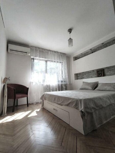 Calea Mosilor x Eminescu adiacent, Pizza Hut,